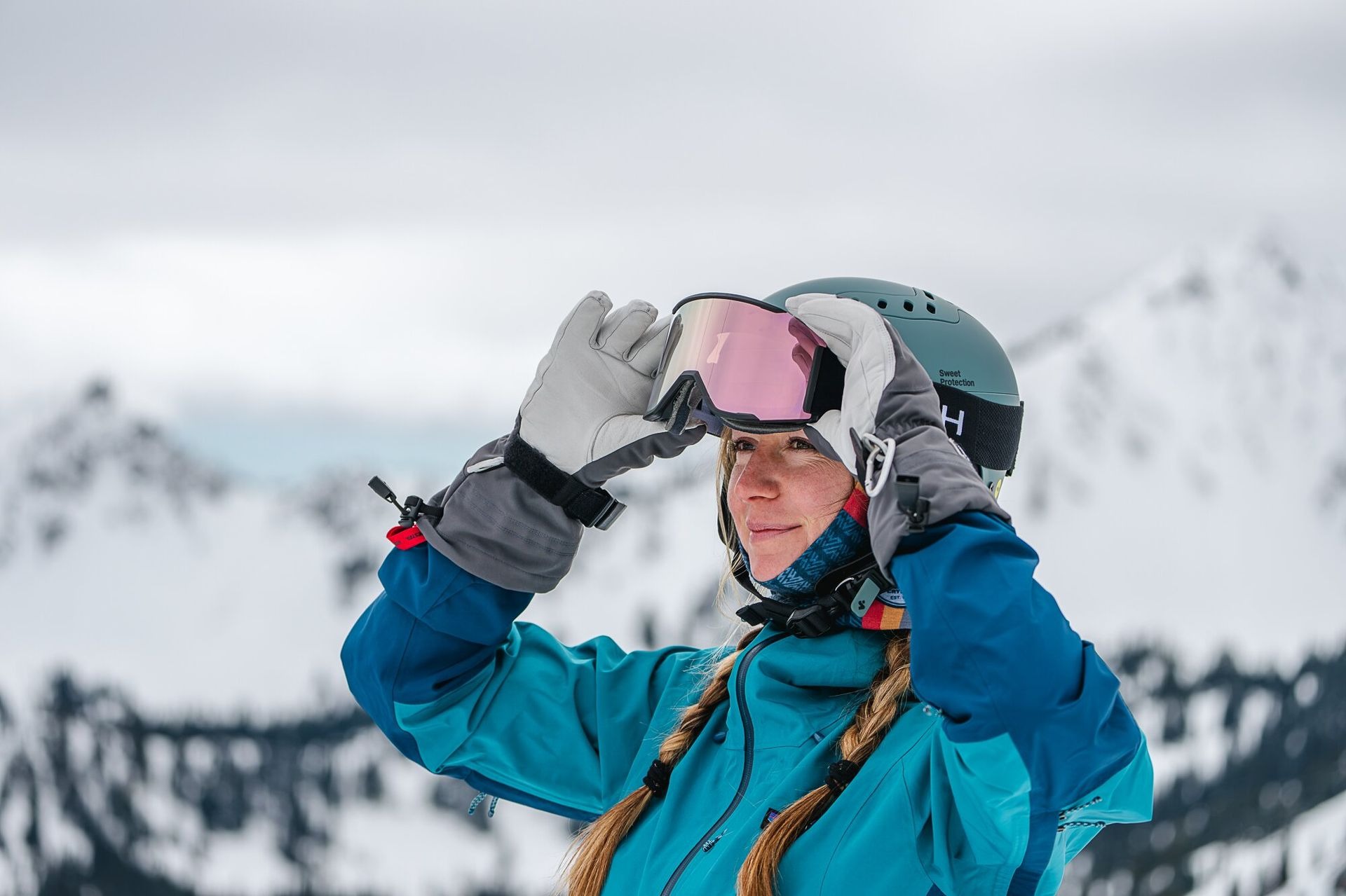 Soft Hand Gloves Store -Soft Hand Gloves Store putting goggles on helmet with h